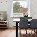 Captain's Quarters 1 *
